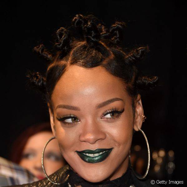 Sempre autêntica, Rihanna investe em batons azuis, verdes e pretos